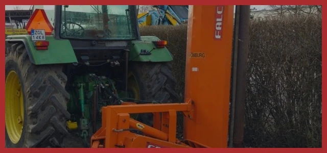 zielony traktor z pomarańczową maszyną